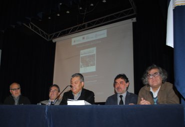 Geografía y Trabajo Social: Presentan libro “En las costas del Neoliberalismo” en Casa Central - Foto 1