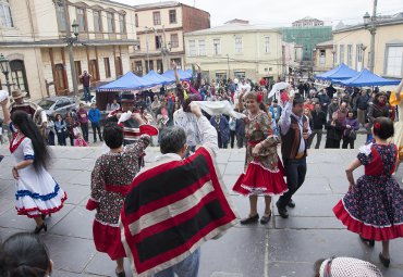 PUCV desarrolla muestra de bailes típicos en Iglesia La Matriz como antesala a Fiestas Patrias