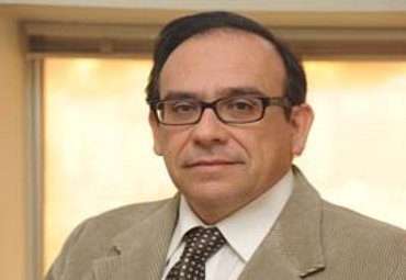 Profesor Claudio León de la Barra dictará clases en universidades de España