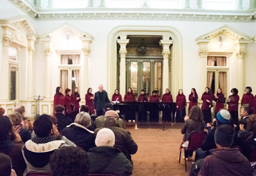 Coro Femenino de Cámara PUCV se presenta en exitoso concierto de temporada con música popular y tradicional