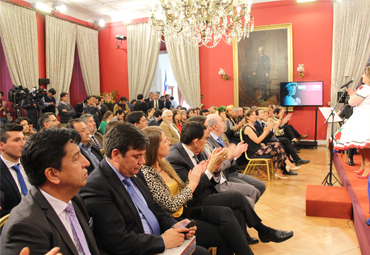 PUCV colabora en la entrega de premios a la cultura tradicional Margot Loyola 2019 - Foto 1