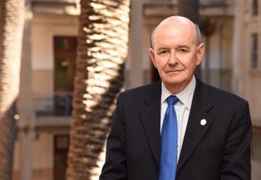 PUCV distingue por años de trabajo a funcionarios de administración y servicios - Foto 1