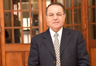 Académico Kamel Harire recibe investidura de Profesor Emérito de la PUCV