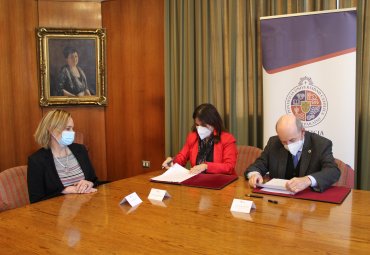 PUCV suscribe convenio de colaboración con la Fundación Todas