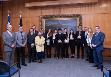 Banco Santander y PUCV realizan ceremonia de entrega de becas de movilidad internacional