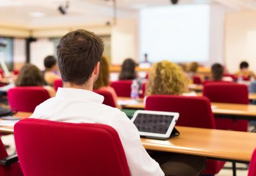 PUCV realizó ponencia sobre intertextualidad académica desde una perspectiva crítica