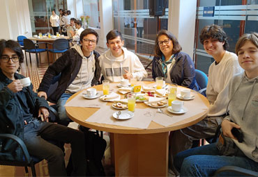 PUCV organiza desayuno para egresados del Colegio Rubén Castro