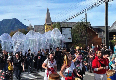 Estudiantes de Arquitectura y Diseño confeccionan “medusas” para carnaval en Pucón