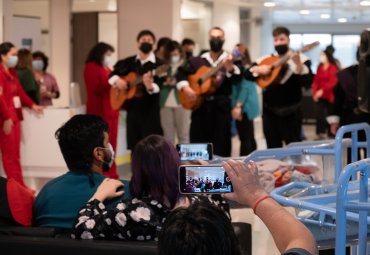 Iniciativa busca animar con música la atención médica en el Hospital Gustavo Fricke - Foto 1
