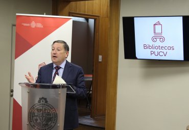Profesor Jorge Precht dona libros de Doctrina Social de la Iglesia a la PUCV - Foto 3
