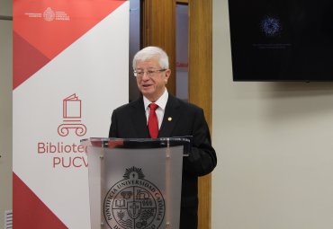 Profesor Jorge Precht dona libros de Doctrina Social de la Iglesia a la PUCV - Foto 2
