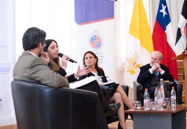 Ex ministra de Perú abordó desafíos de una nueva Constitución para Chile