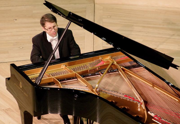 Presentación de pianista polaco en inauguración de Sala de Conciertos IBC