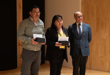 Universidad entregó reconocimiento por años de servicio a más de 100 funcionarios y funcionarias