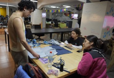Valparaíso Makerspace PUCV impulsa la reparación como alternativa al consumo textil