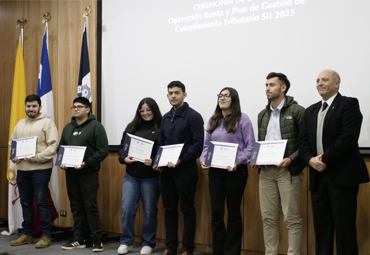 Reconocen a estudiantes que asesoraron a contribuyentes en Operación Renta 2025