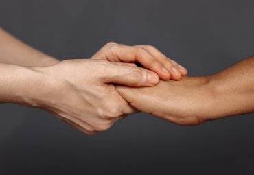 Experta en salud mental llama a mantener la calma y ayudar a otras personas en evacuación