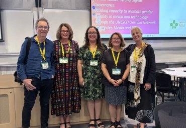 Investigadoras abordan sesgos de género en IA durante congreso en Singapur