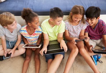 Académicos advierten sobre impacto del uso reiterado de pantallas en el desarrollo motor de niños