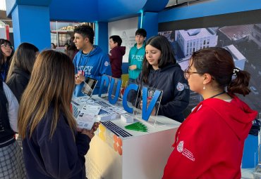 PUCV presentó carreras en Feria SIAD en Santiago con novedoso stand
