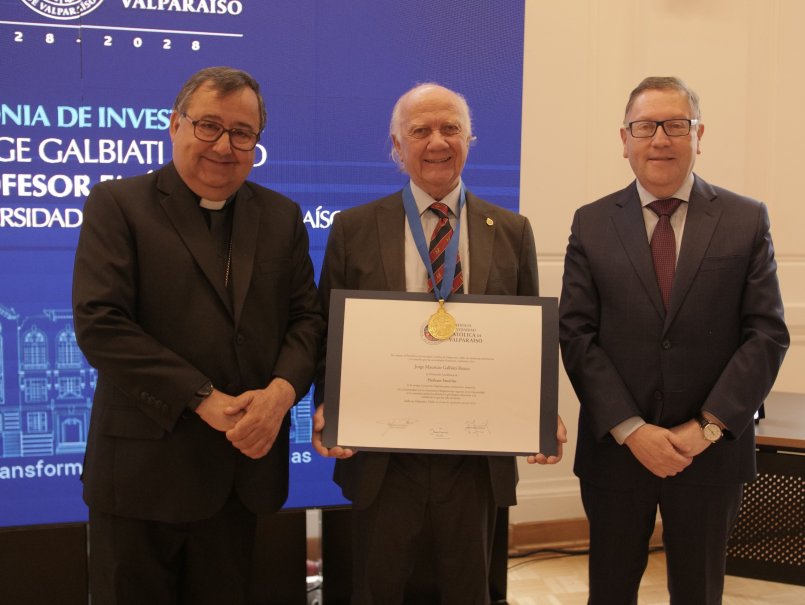 Jorge Galbiati recibió distinción como nuevo Profesor Emérito de la PUCV