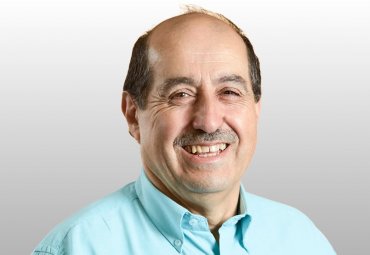 Académico Julio Canales recibe importante reconocimiento