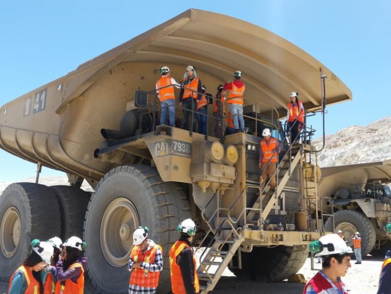 Estudiantes PUCV participan en proyecto que transforma relaves mineros en materiales de construcción