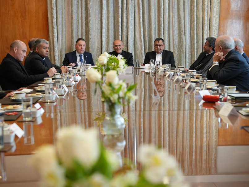 Cardenal José Tolentino de Mendonça abre su agenda en la PUCV con reunión con sus máximas autoridades