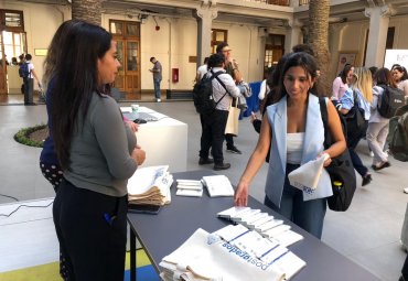 PUCV realizó feria de servicios para promover experiencia universitaria de estudiantes de postgrado