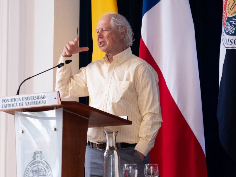 Escuela de Periodismo inaugura su año académico con conferencia del investigador Daniel Hallin