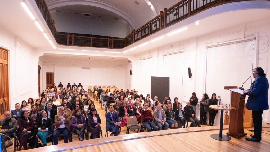 Reencuentro de distintas generaciones en celebración de 70 años de la Escuela de Trabajo Social