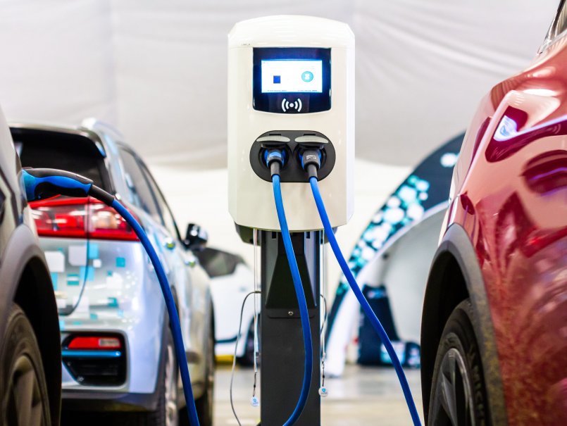 Estudiante PUCV lidera innovador modelo con IA para redefinir las políticas de electromovilidad en Chile