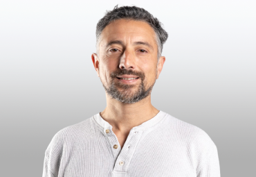 Profesor realiza podcast que vincula a la PUCV y el ecosistema cultural regional