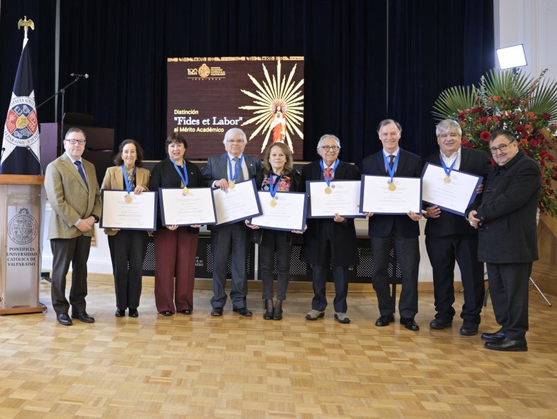 Rinden homenaje a trayectoria académica de profesores con distinción “Fides et Labor”