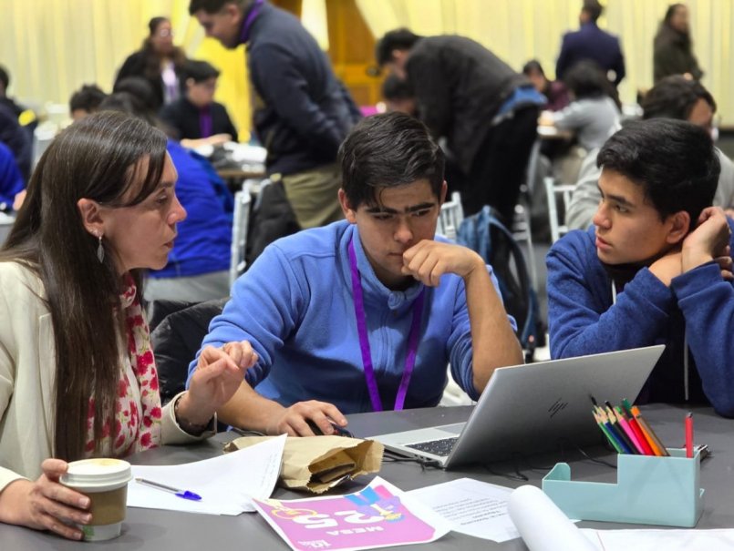Estudiantes protagonizaron pilotaje regional de IA para fortalecer las Ciencias Escolares