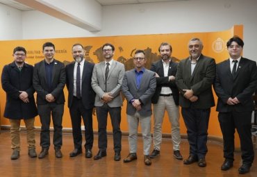 PUCV y Ministerio de Transportes impulsan alianza estratégica para modernizar y certificar semáforos en Chile