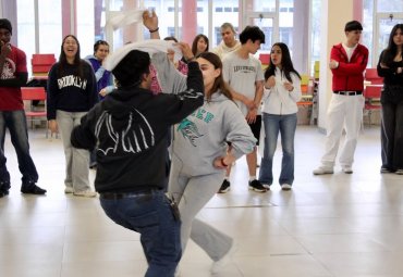 Programa Vive Salud DAE invita a estudiantes a bailar cueca en preparación a festividades patrias