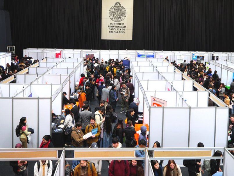 Masiva convocatoria marcó la Feria Laboral PUCV que reunió a cerca de 70 empresas y organizaciones