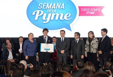Proyecto apoyado por la Incubadora Social PUCV “COA Surf” fue reconocido por Michelle Bachelet