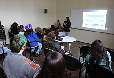 Equipo de Emprendimiento Escolar PUCV realizó charla informativa a futuros voluntarios
