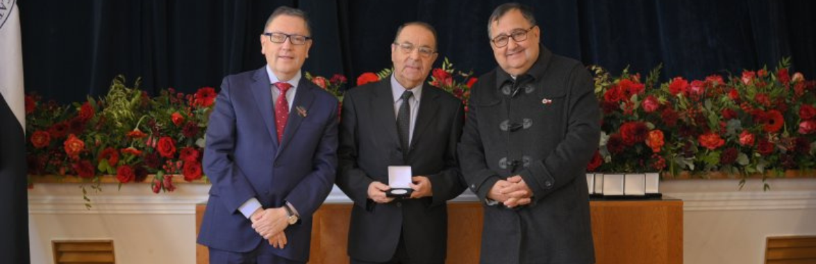 Profesor Kamel Harire Seda recibe la Medalla Centenario de la PUCV