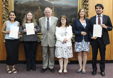 Estudiantes de Doctorado PUCV reciben certificado de Cambridge English Advance