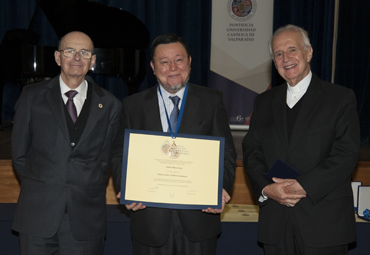 Profesores de la Facultad son distinguidos con la condecoración Fides et Labor al Mérito Académico