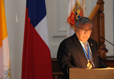 Sergio Marshall recibe investidura de Profesor Emérito