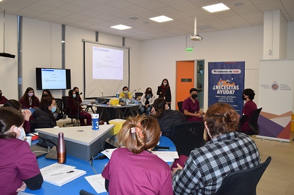 Estudiantes de Tecnología Médica se capacitan en toma rápida de test de VIH