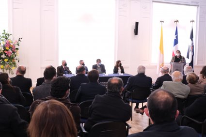 Académico Carlos Salinas recibe investidura como Profesor Emérito PUCV
