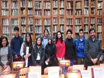 Estudiantes de Propedéutico visitan exposición y biblioteca de Alejandro Guzmán