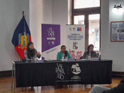 Profesora Marcela Le Roy expone en actividad de cierre del proyecto de mediación comunitaria de la Ilustre Municipalidad Valparaíso