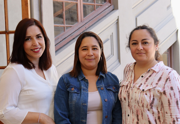 Funcionarias Marcela Uribe, Catherine Munizaga y Catherine Fernández reciben reconocimiento por años de servicio