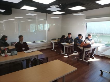 Estudiantes y profesores se reúnen en el XII Café Filosófico